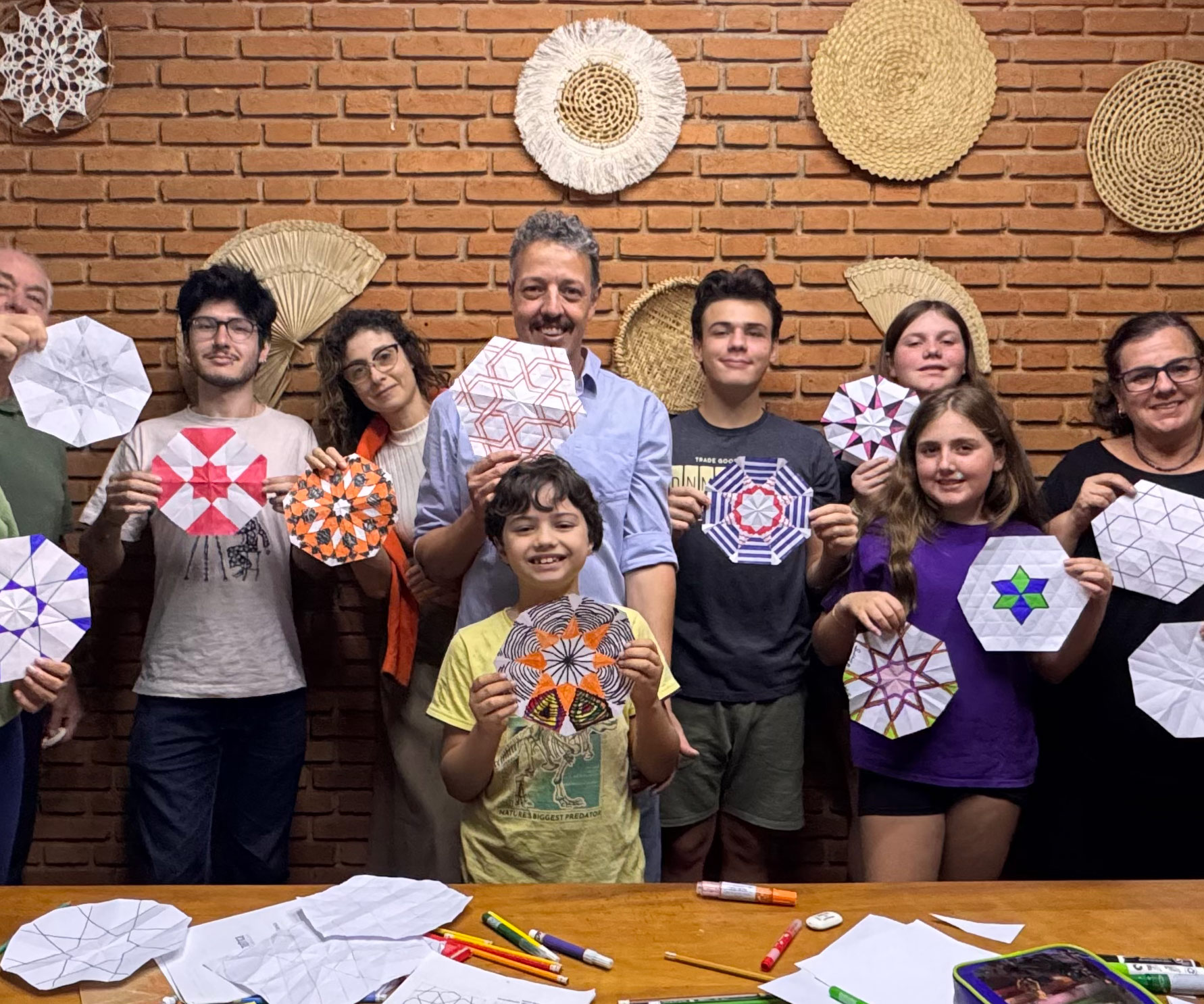 Estudantes trabalhando juntos durante uma oficina de geometria