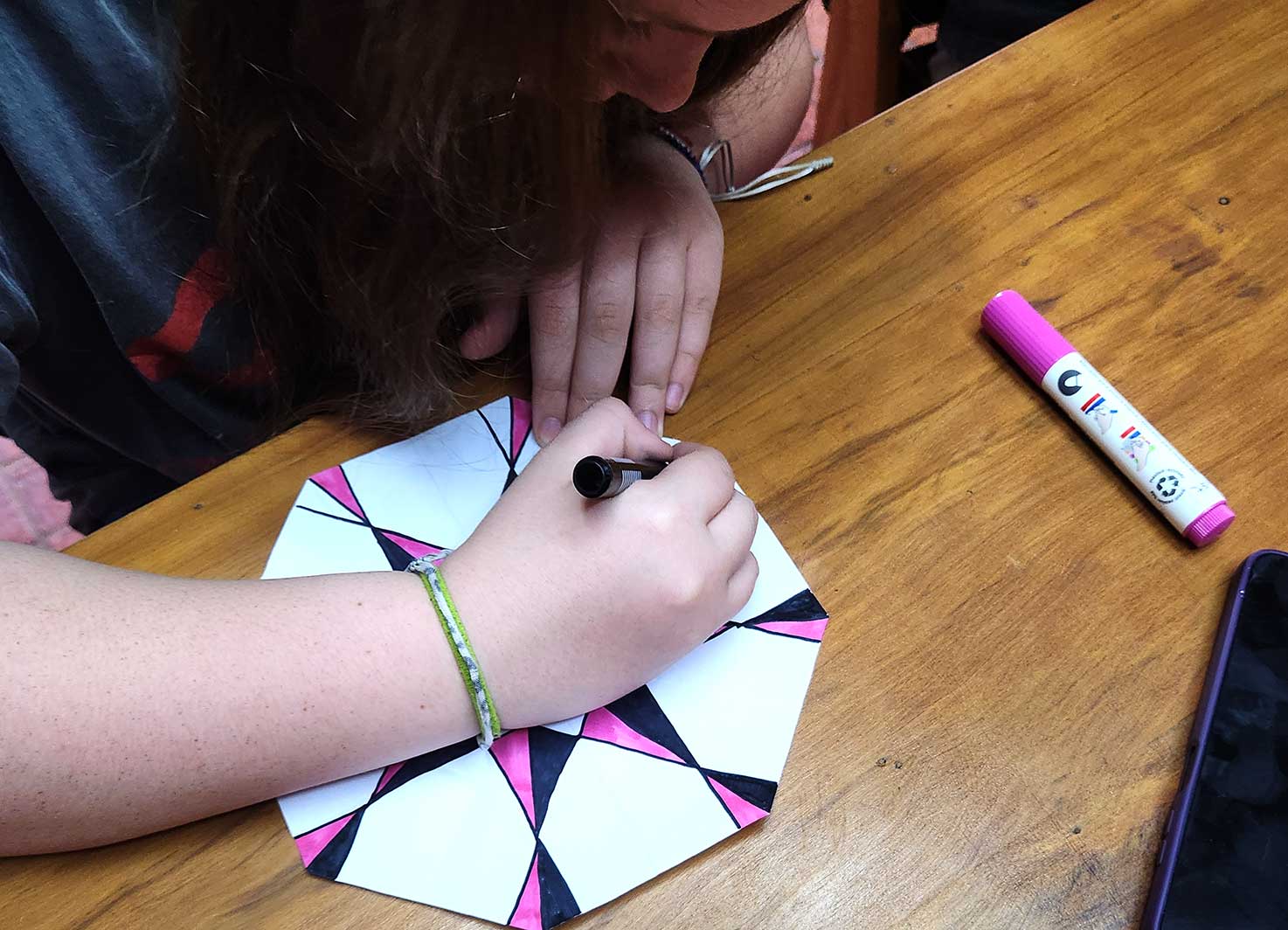 Estudante criando figura geométrica